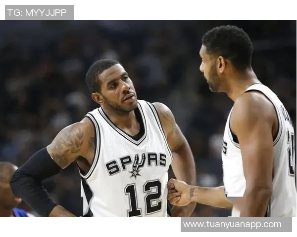 名宿探班！阿尔德里奇昨日造访马刺更衣室 晒出与文班同框照